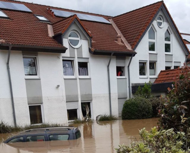 Das Lebenshilfehaus in Sinzig steht am Morgen des 15. Juli unter Wasser. Foto: Lebenshilfe Ahrweiler